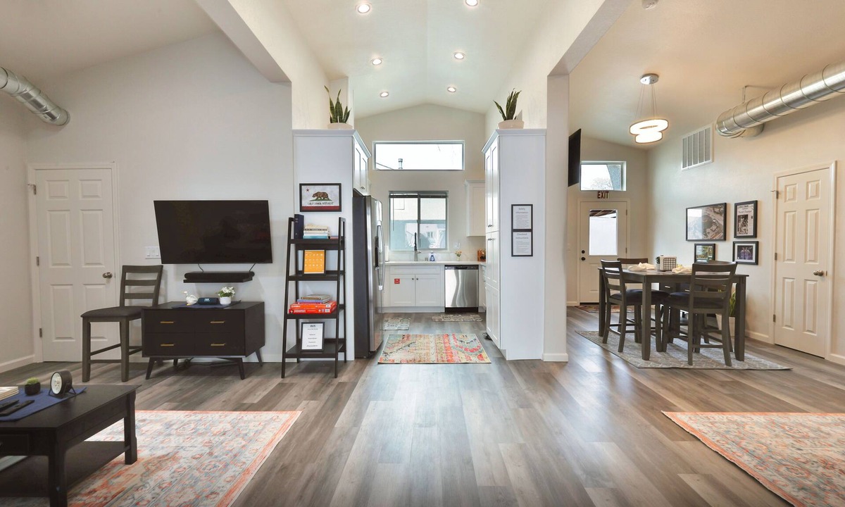 South Natomas House | “The Club House” - 7 Minutes from Downtown Sacramento - Stylish 2 bed/2 bath