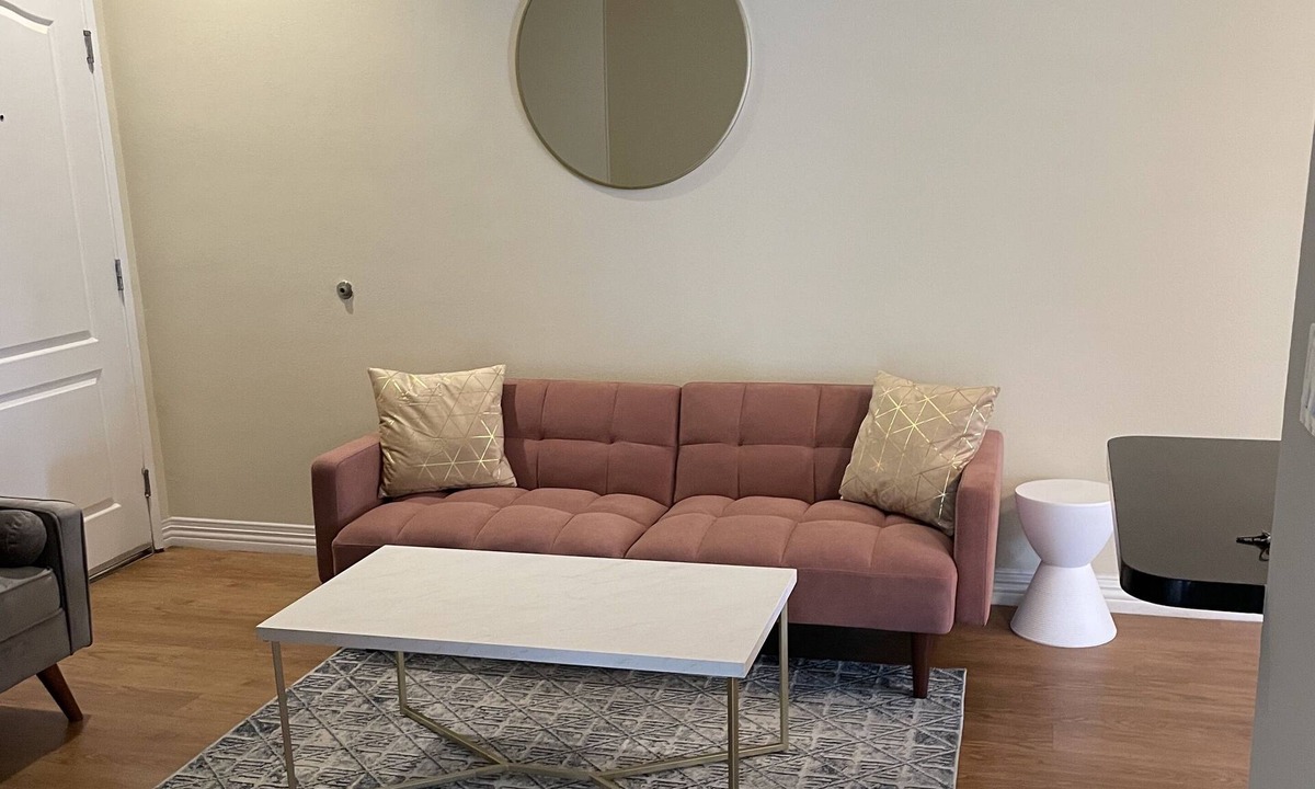 Downtown Apartment | The Delano: Retro-chic, spacious, secure in ♥️ of Downtown SM near Nike Store