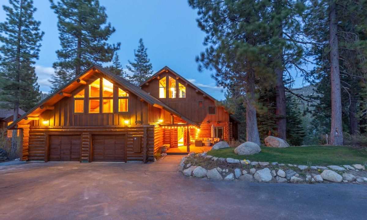 Donner Lake Woods House | The 'Mountain Odyssey' log cabin 4,000 sq.ft Wolfe Estates, Donner Lake, Truckee