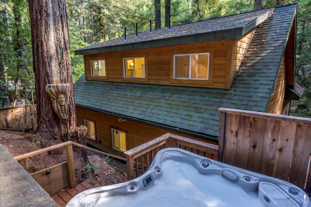 Rio Nido House | The Wood Chalet Hot Tub BBQ Redwoods