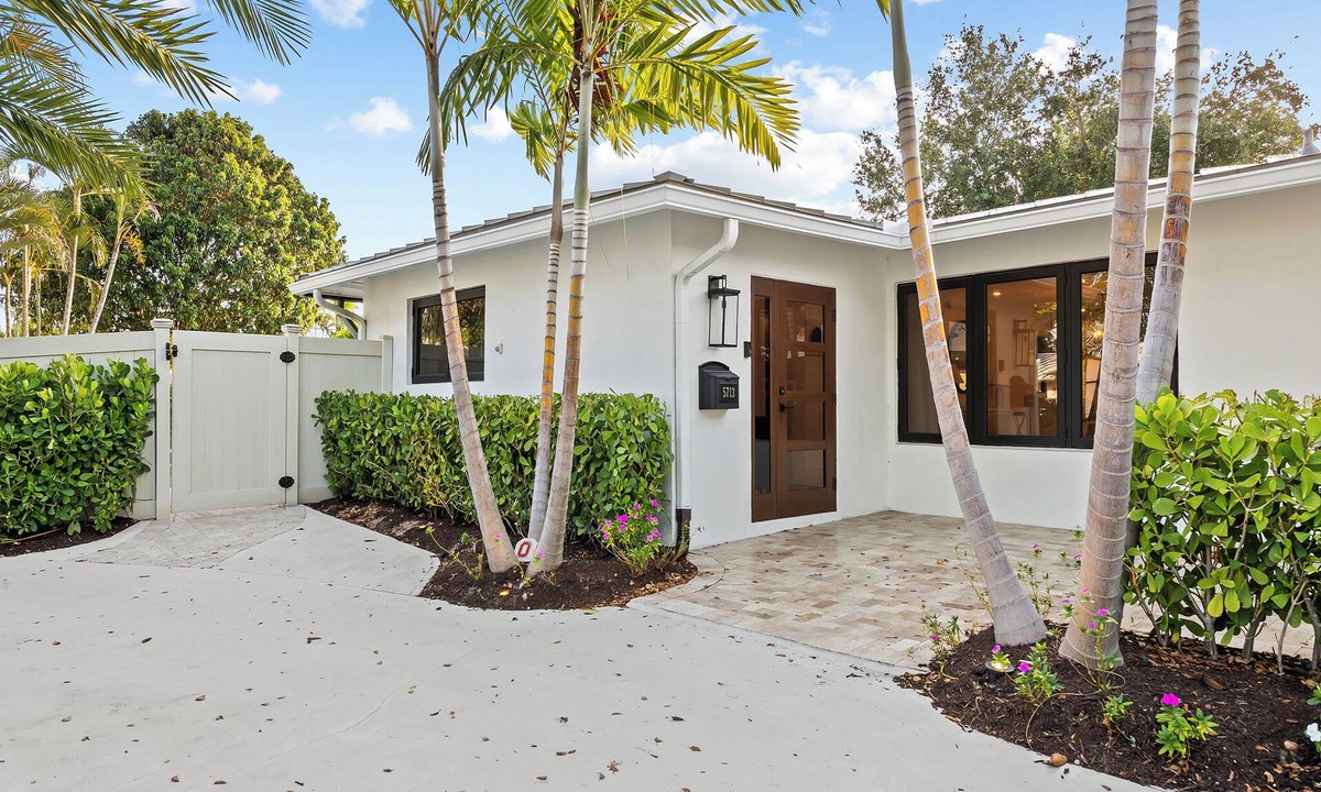 Coral Ridge Isles House | This house is a 3 bedroom(s), 2 bathrooms, located in Fort Lauderdale, FL.