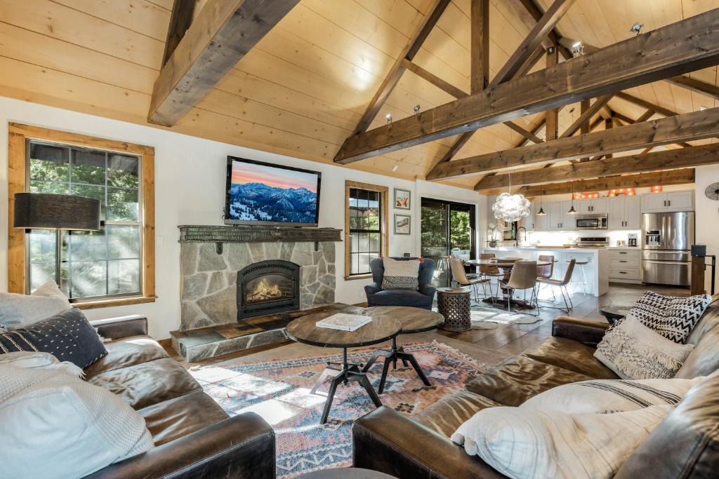 Talmont House | Timber Grove at Tahoe Park - Gorgeous 4BR Cabin - Tahoe Park HOA, Pets OK, Near Skiing