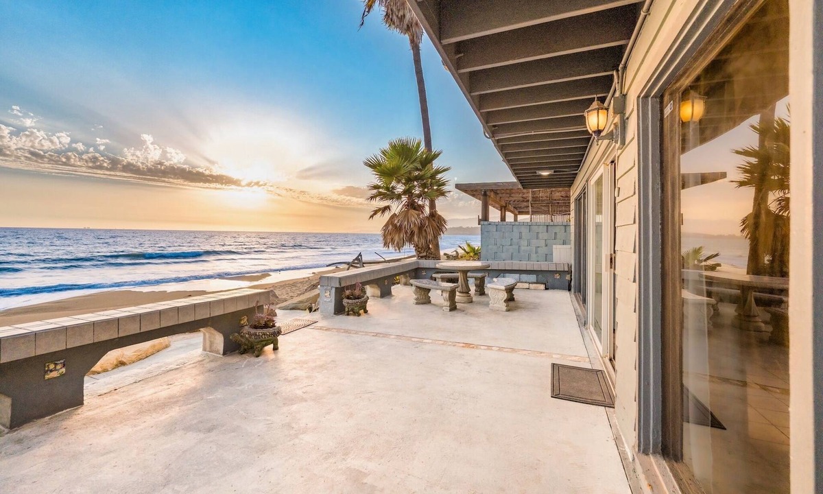 Mussel Shoals House | Toes in the Sand! Great Location!