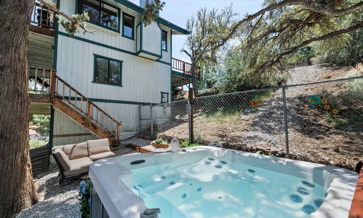 Big Bear House | Top-Rated Treehouse Retreat with Hot Tub & Mountain Views, Pet Friendly