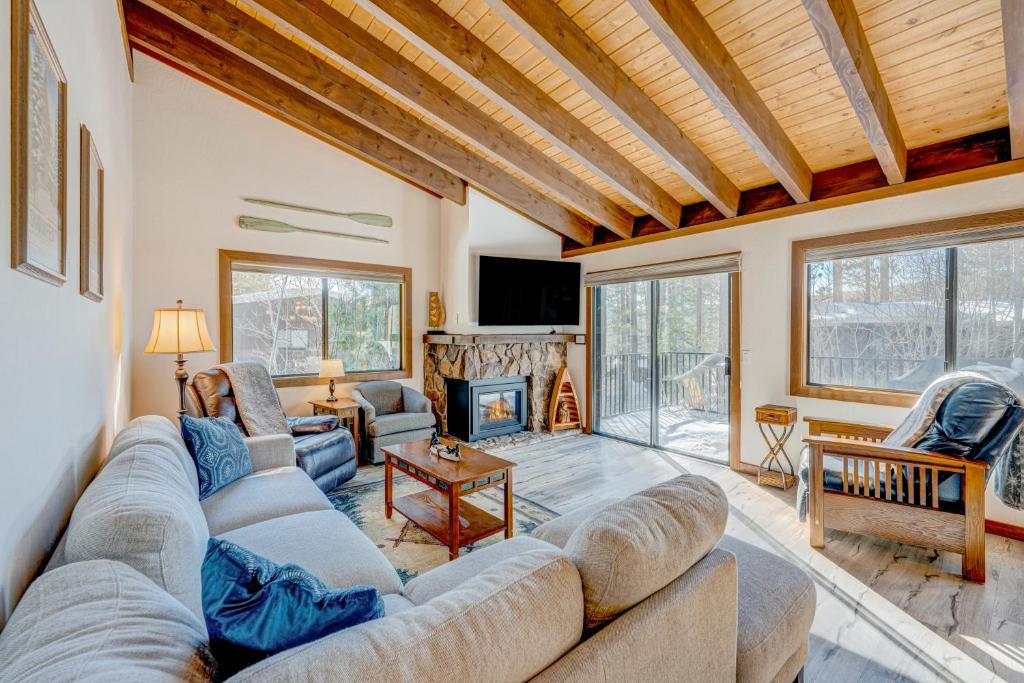 Lake Forest Apartment | Tree-Lined Views #8