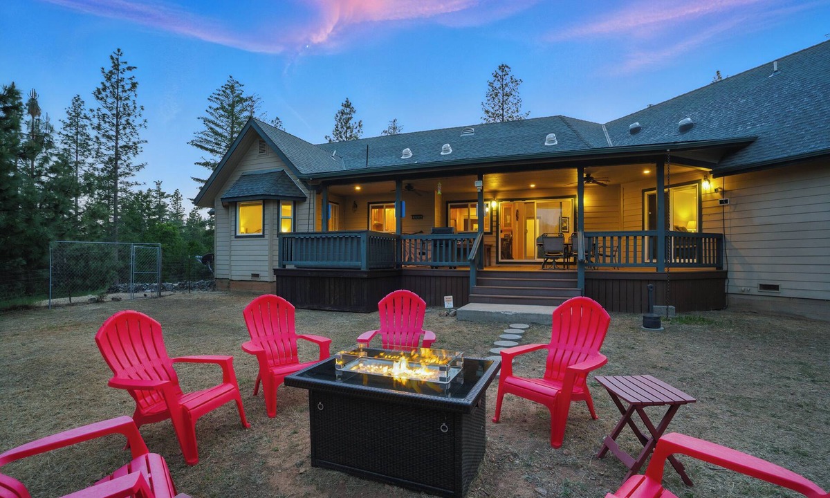 Mariposa Cabin | Ultimate Family Retreat - Mountain Views, Hot Tub, Game Room & Pet Friendly!