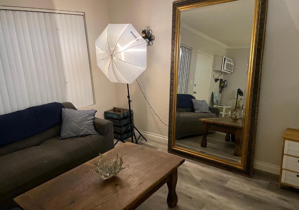 Valley Village Apartment | Universal Studios near by comfort, swimming pool, centrally located