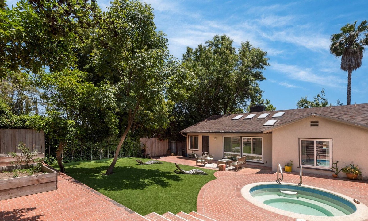 Tri-West Apartment | Unwind and Indulge: Luxury Getaway w/ Jacuzzi