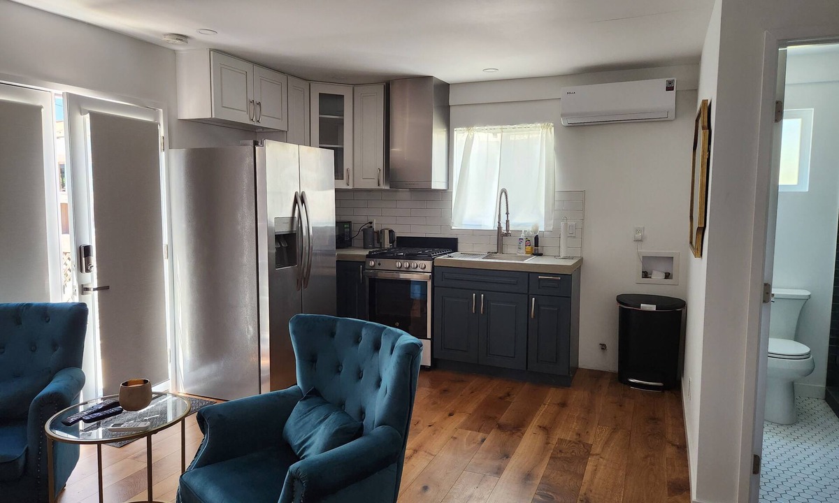 Pico - Robertson Apartment | Updated Studio in LA with refreshing AC & Washer/Dryer