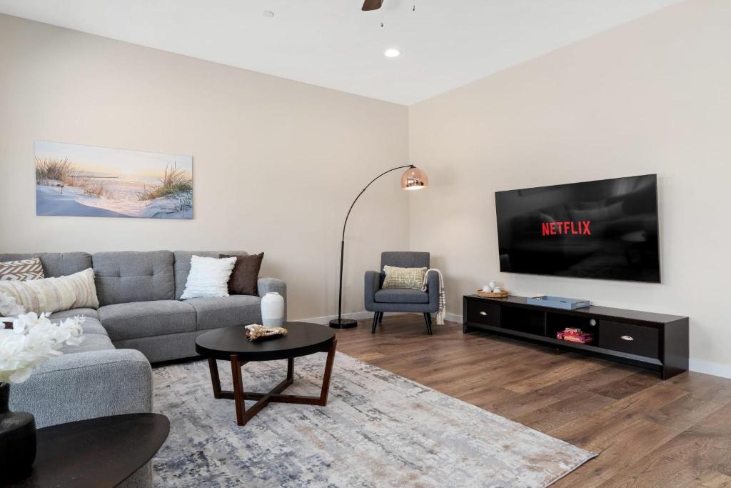 Sacramento Villa | Upscale and Charming 3 Bedroom Home with King Bed