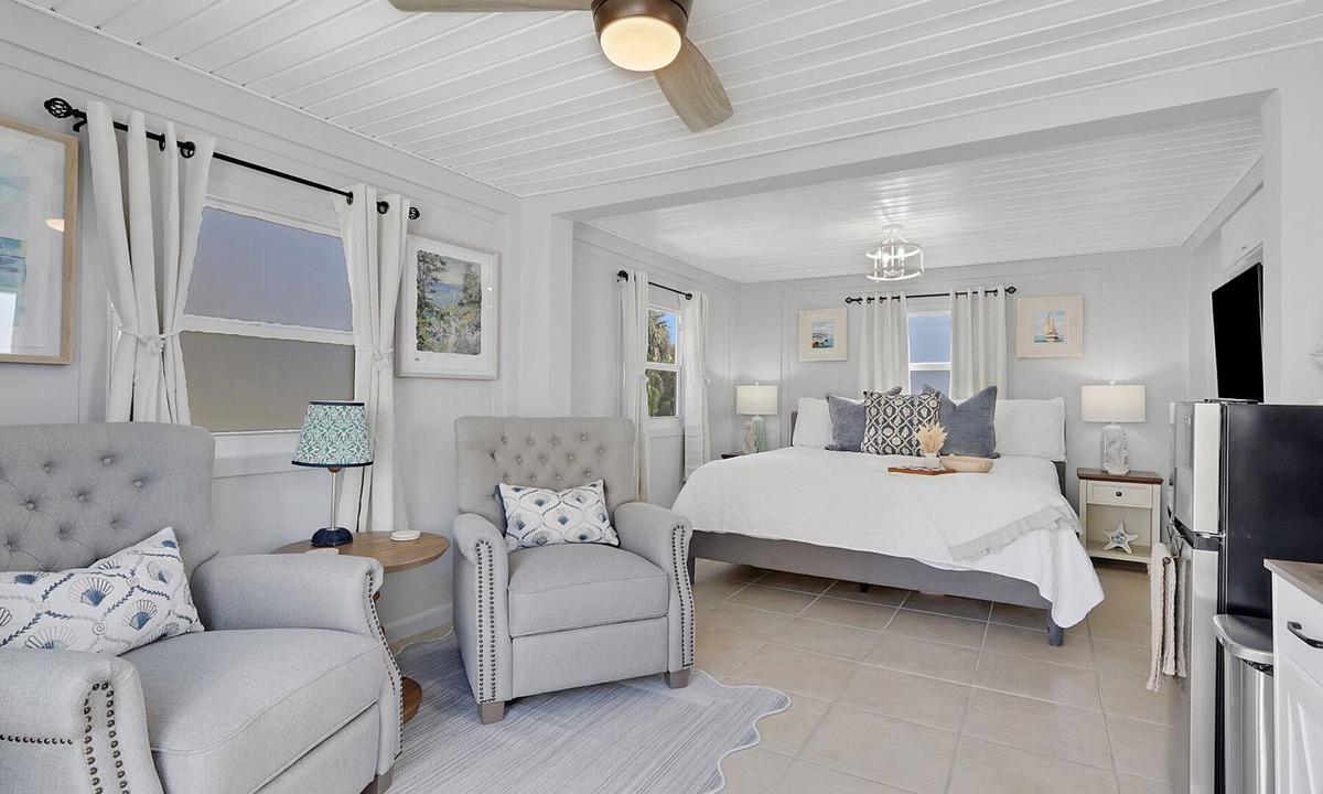 Rural Estates Apartment | Upstairs Studio Apartment with Pickleball Court on 5-Acre Estate