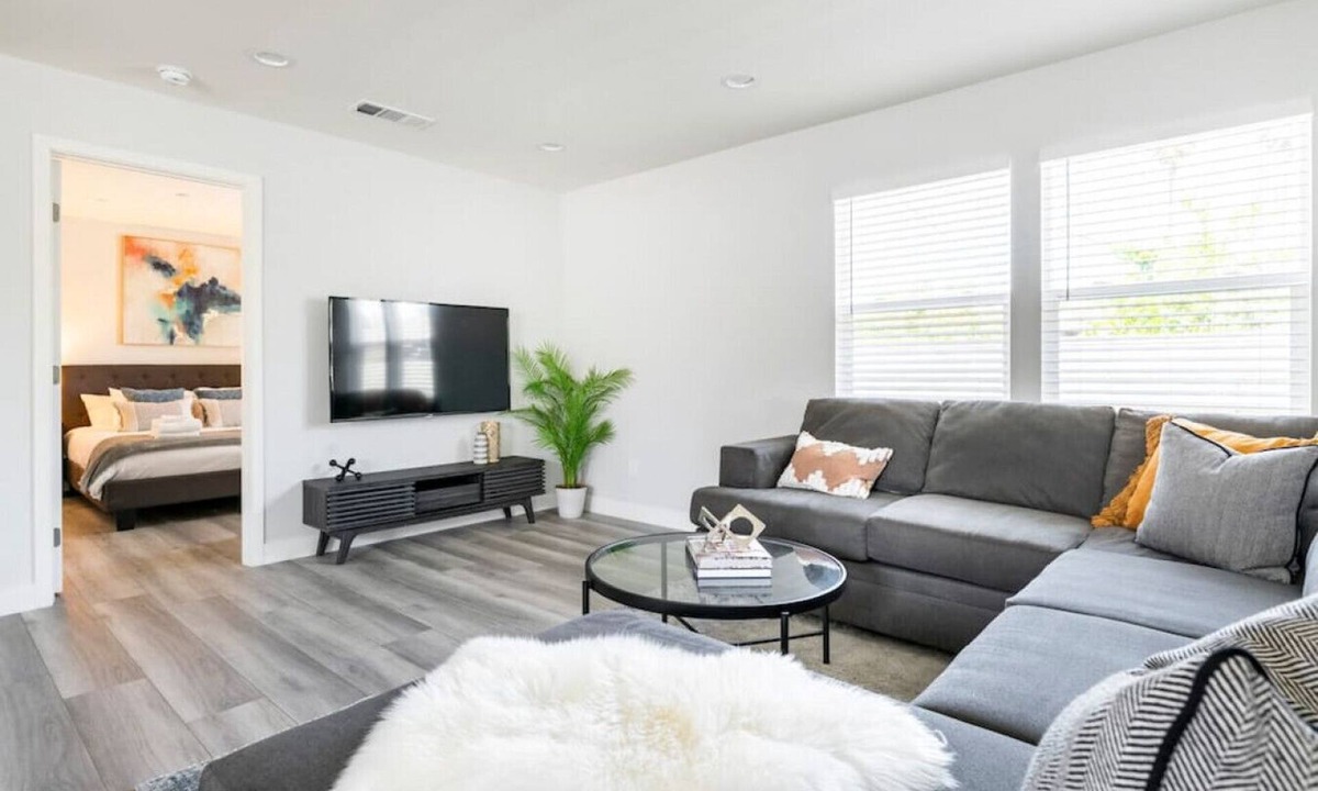 Alhambra House | Urban Comfort Back House: w/Stylish 2-Bedroom, 2-Bath Oasis with High-Speed Connectivity and Secure Parking.