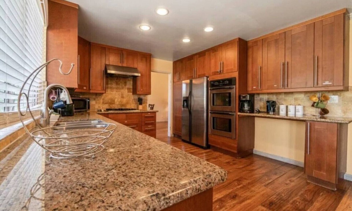 West Hills House | Valley Gem, 5 bedroom 3 bath, sleeps 11, WiFi