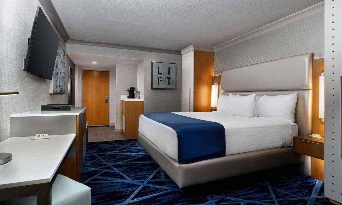 Gateway District Hotel | Vegas Tower, 1 King Bed at The STRAT Hotel, Casino & Tower