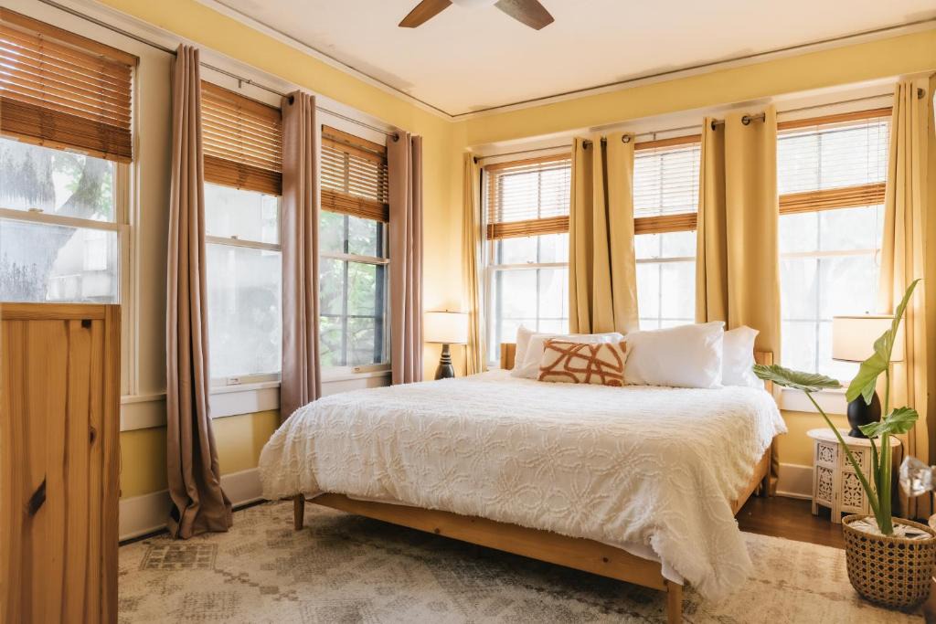 West Campus Apartment | Victorian Gem near UT Back to School, Football, ACL & F1, Free Parking