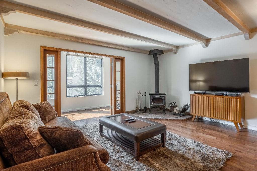 Mammoth Lakes House | Walk to Lift Updated 2 Bedroom 2 and a Half Bathrooms 1849 Condos 209 Steps to Canyon Lodge Sleeps 6