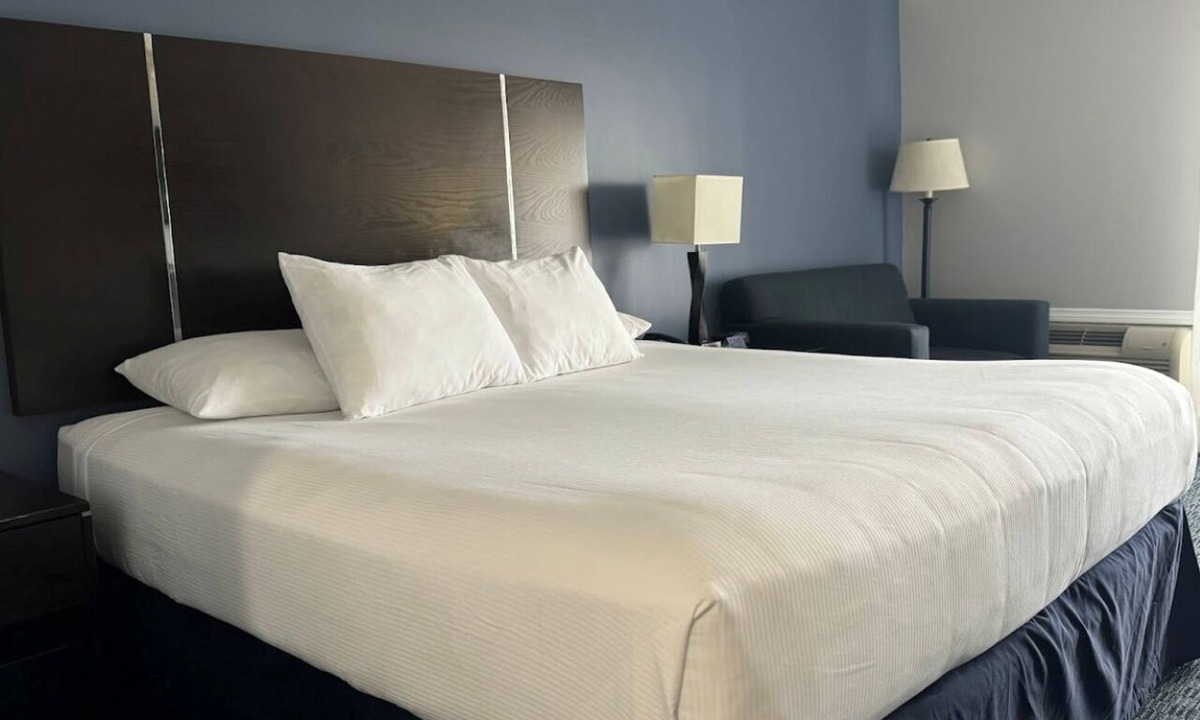 Old Towne Hotel | Walk to Seal Beach & Pier – Onsite Pool, Free Breakfast & Parking
