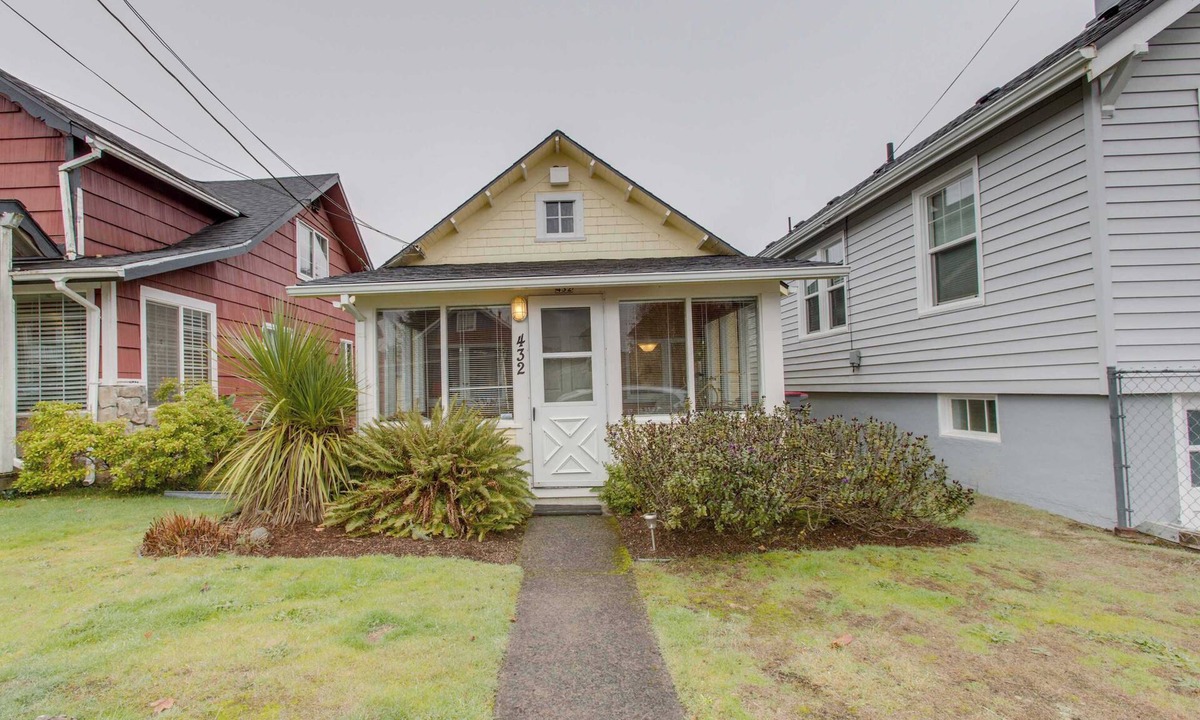 Seaside House | Walkable cottage with sun porch, full kitchen - near beach & town