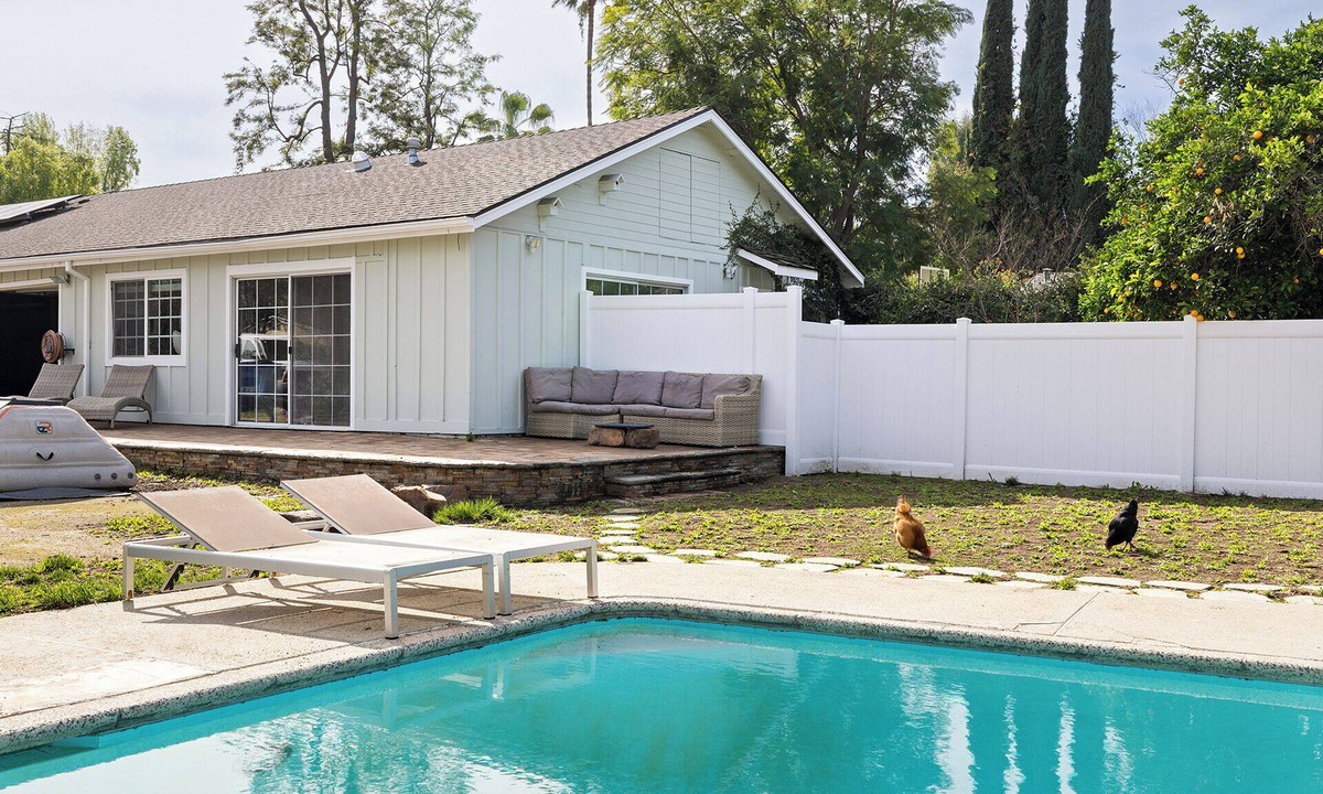 Woodland Hills House | Walnut Acres Ranch 1BR Guesthouse in Woodland Hills w/Pool & Patio