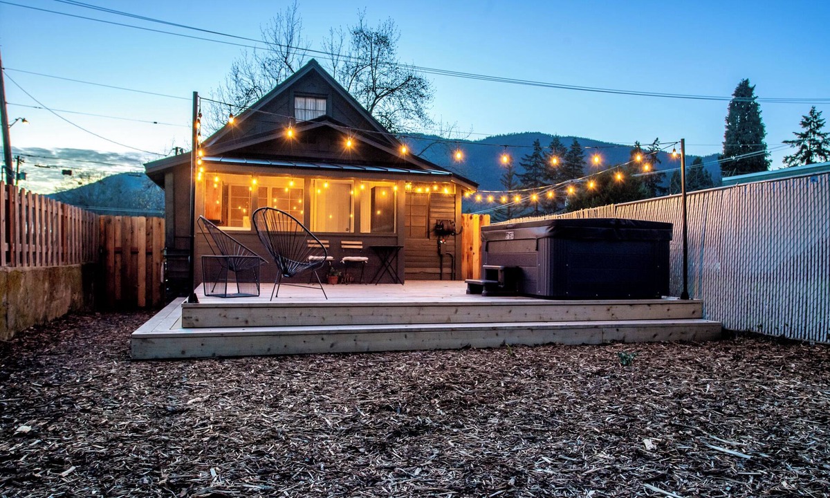 Murphy House | Warren House · 1800s Cottage · Hot Tub · Game Room · 3BR · Downtown Rogue River