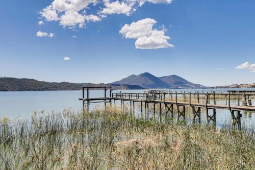 Clearlake House | Watefront Getaway with Mtn Views and Dock in Clearlake