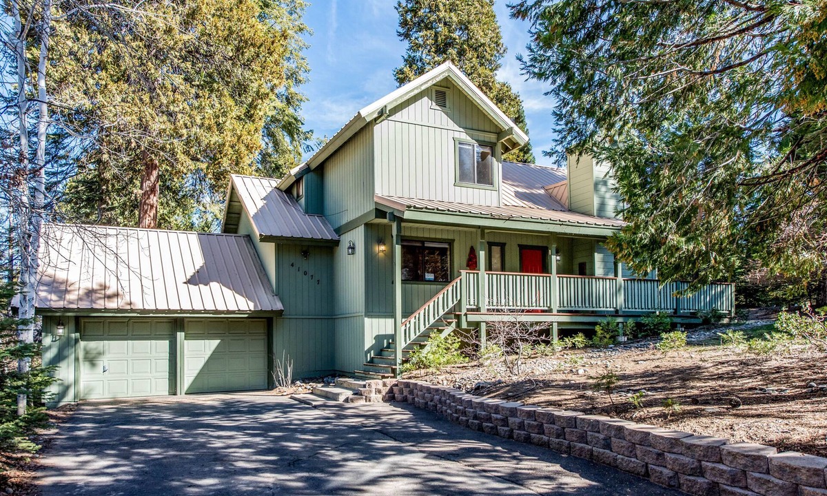 Shaver Lake Cabin | Welcoming Cabin with WiFi, Spacious Deck, & Outdoor Seating