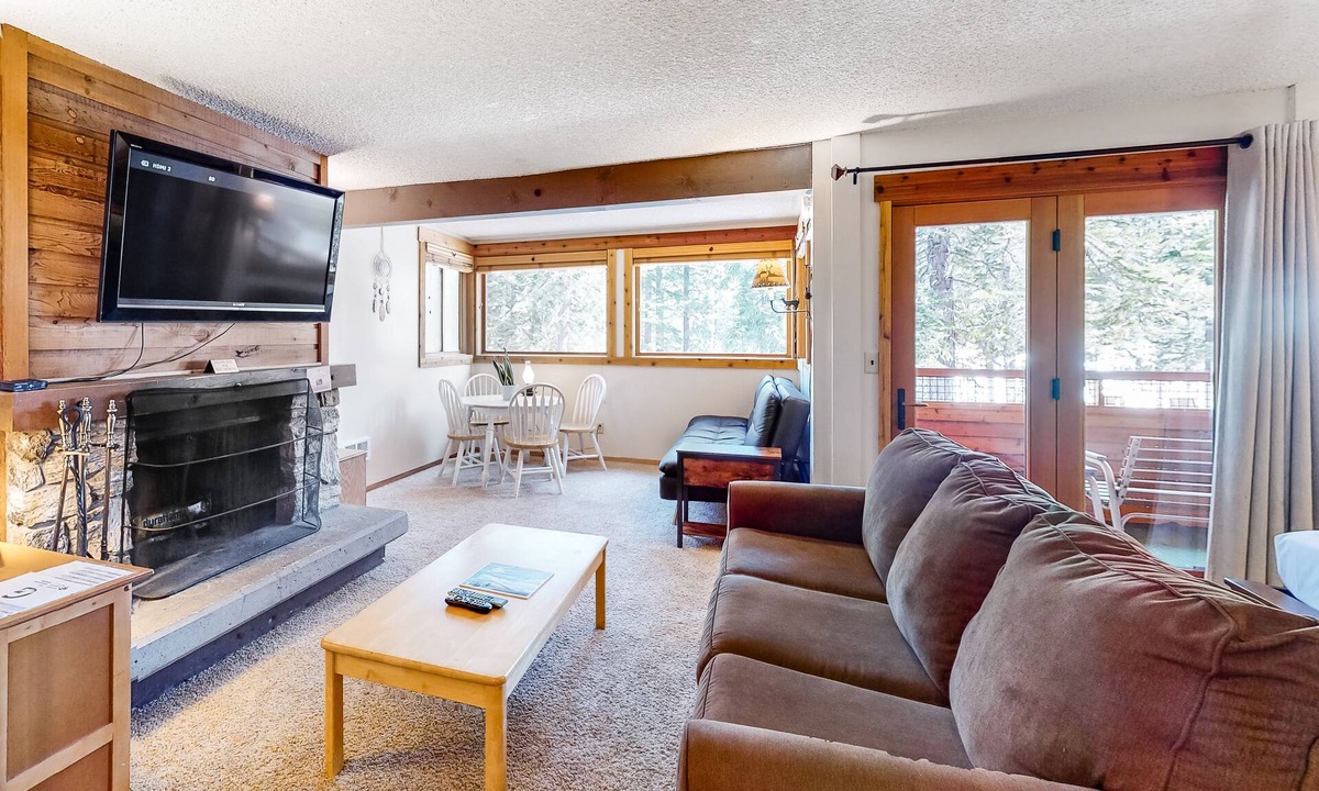 Tahoe Woods Apartment | Well-Equipped Second-Level Studio w/Free WiFi, Balcony, & Shared Outdoor Pool