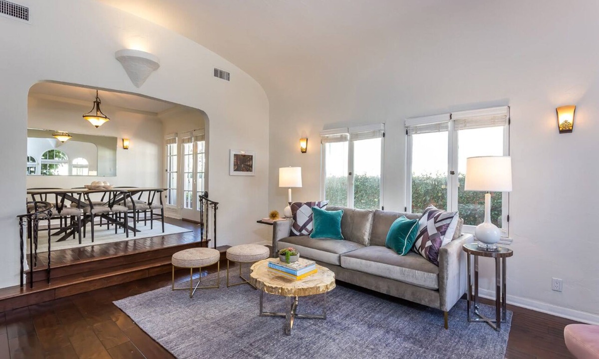 Carthay Circle Apartment | West Hollywood/Carthay Circle 2 Bed 2 Bath + Yard, Designer Furnished