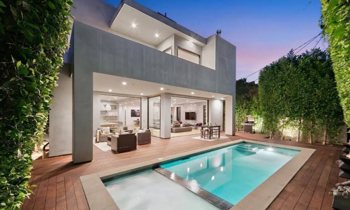 Melrose Villa | West Hollywood Modern Luxury 5 BR Villa w/ Pool, Hot Tub, Rooftop Patio, Parking