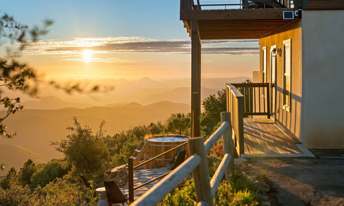 Julian House | Wild Moon Ranch — Mountain-Top Retreat with Panoramic Lake Views, Pickleball & Cedar Hot Tub