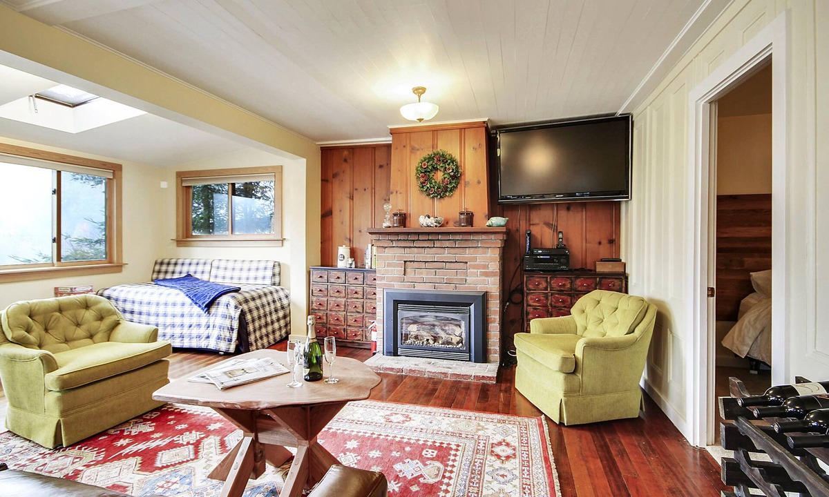 Monte Rio Cabin | Wine Down ~ Hot Tub, Dog Friendly, On the River