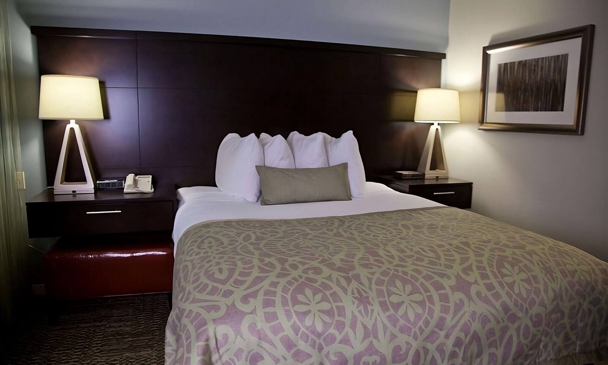 San Bruno Resort | Your Home Away From Home! Onsite Pool, Free Breakfast, Parking