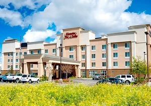 2-Star Hotel ∙ Hampton Inn & Suites Fresno