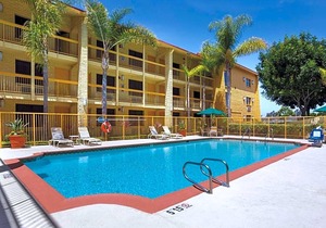 2-Star Hotel ∙ La Quinta Inn by Wyndham San Diego Chula Vista