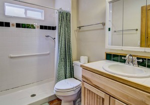 3 bedroom, 2 bath, sleeps 8. West End of Donner Lake DLR#132