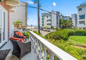 3-Bedroom Beach House, 50 feet from the sand - sleeps 10