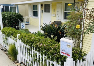 4 houses from Twin Lakes Beach. 2 minute walk to the Crow’ Nest and El Palomar