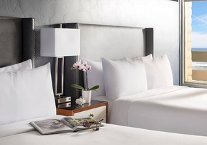 4 x Deluxe Ocean Front Two Queen Room at Monterey Tides