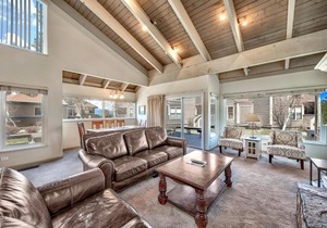 5 Bedroom Lakeview Townhouse - Sleeps up to 12 guests! townhouse