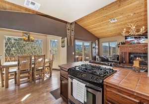 A Million Dollar View by Destination Big Bear : Upscale with Private Hot Tub! Deck with View! Game Room! Close to Skiing!