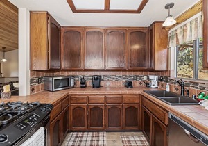 A Million Dollar View by Destination Big Bear : Upscale with Private Hot Tub! Deck with View! Game Room! Close to Skiing!