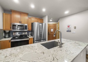 Amazing Center Village Unit, Extra Sleeping Area, Walk to American Eagle - PP3