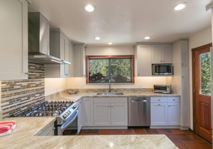Basque Lodge- Ski Shuttle to Lifts- Pet Friendly- Gym and Pool Access