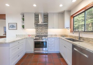 Basque Lodge- Ski Shuttle to Lifts- Pet Friendly- Gym and Pool Access