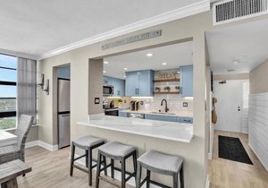 Beachfront condo with pool, gym and tennis courts