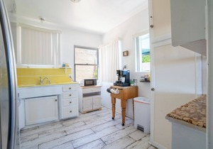 BEACHFRONT COTTAGE ON THE WATER TWO BEDROOM ONE BATH UPPER UNIT