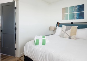 Beachside Queen Suite Steps from the Sand (301)