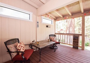 Big Bear Bungalow by Destination Big Bear : Game Table! Internet! Gas BBQ! Luxury! Family Friendly! Wood Burning Fireplace!