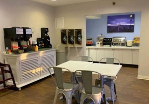 Boutique Hotel 2 Queen Room Minutes From The Beach!