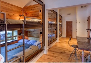 Brand New Rustic Modern 5 Bedroom Home: 5 minutes from Village and Mountain